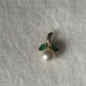 Elegant gold pearl pendant with emerald accents